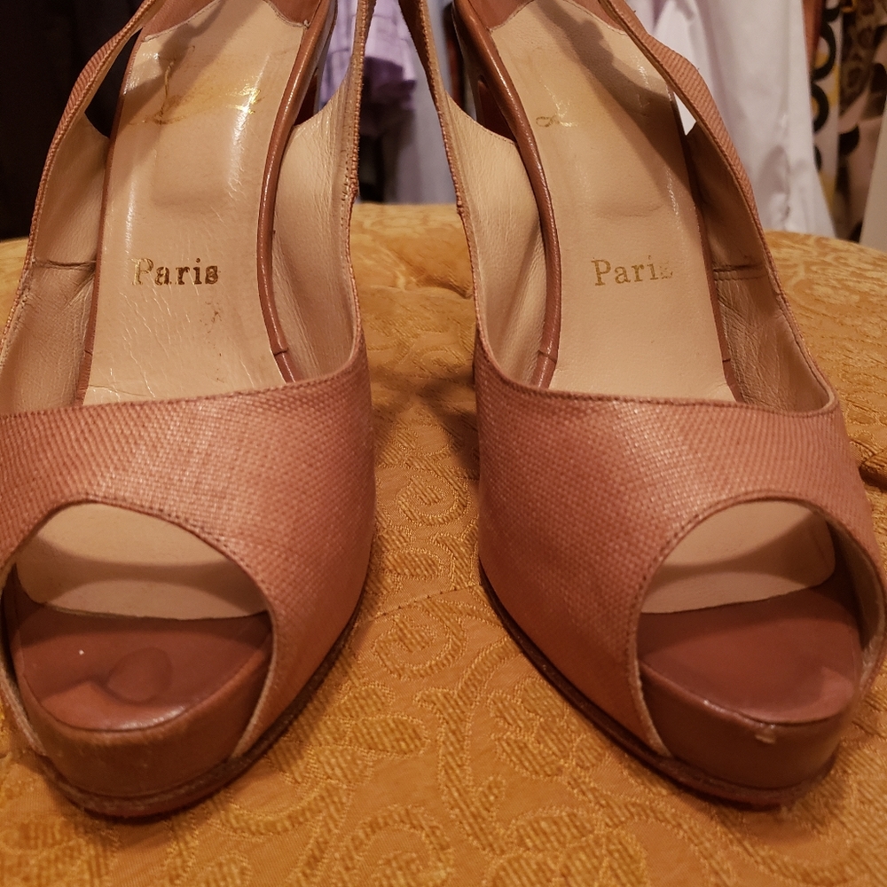 CHRISTIAN LOUBOUTIN TAN SIZE 40 HEELS 👠